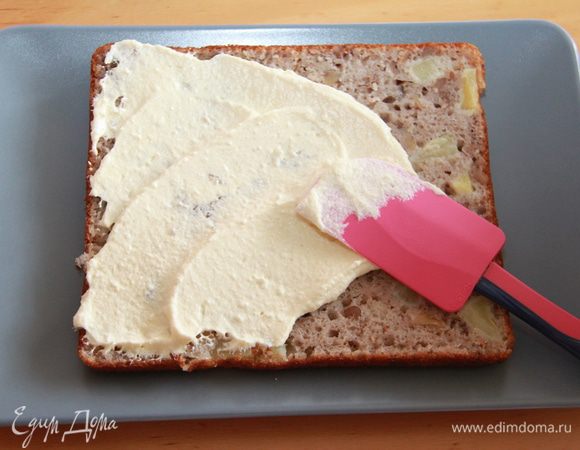 Прослоите коржи кремом. Верх и бока тоже смажьте кремом.