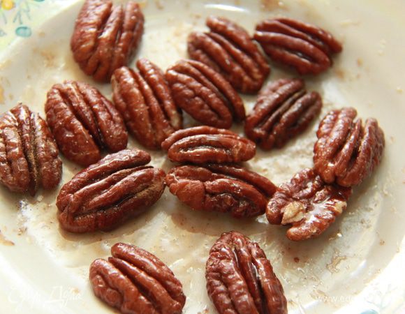 Верх украсьте засахаренным пеканом. Для этого я обмакнула орехи в мёд и немного "поджарила" их в микроволновке.