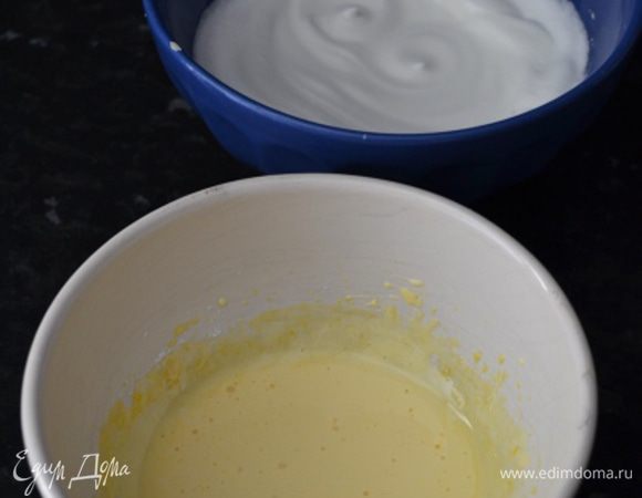 То же проделать с белками: добавить в них 2 ст. л. пудры и тоже взбить до крепкой пены (около 3–4 минут).