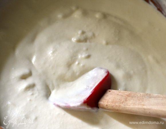 Теперь в большой посуде аккуратно смешать все 3 массы: желтки, белки и сливки. Перемешать лопаткой, влить молоко и всыпать ванилин. Все размешать до получения однородной массы.

