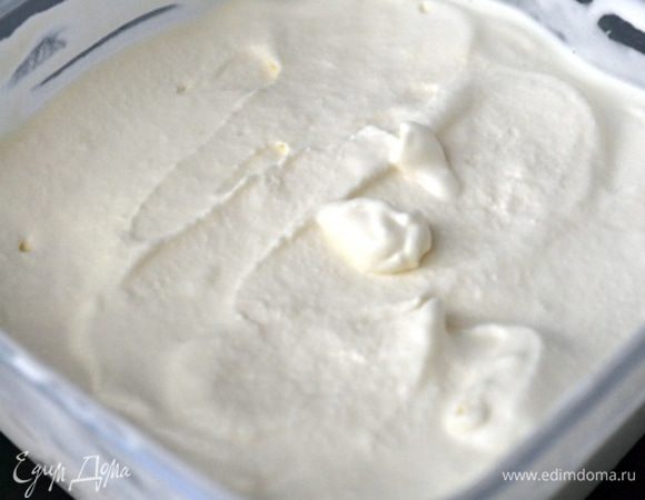 Замороженный бак поместить в мороженицу, включить ее и аккуратно влить нашу массу. Оставить минут на 40. За это время масса станет замороженной, что-то похожее на мягкое итальянское мороженое.

При желании можно подавать в таком виде или же заморозить, чтобы было настоящее мороженое. Переложить его в контейнер и поместить на часа 4 в морозильник. Затем ложкой сделать шарики и подавать.

*** Если же у вас нет мороженицы, то после 4-го шага (когда перемешали все 3 массы) сразу поместить смесь в пластиковый контейнер. Поставить его на 4 часа в морозильник, но при этом каждые полчаса тщательно перемешивать его ложкой или миксером, чтобы не образовывались кристаллы-льдинки.

Мороженое очень вкусное, с нежным вкусом. Не пугайтесь сырых яиц, готовьте только со свежими яйцами, тогда бояться совершенно нечего. Во Франции мороженое, приготовленное из свежих яиц, очень популярно, есть масса рецептов, никто не боится готовить по ним:)

Поэтому дерзайте и вы, вам обязательно понравится!!!