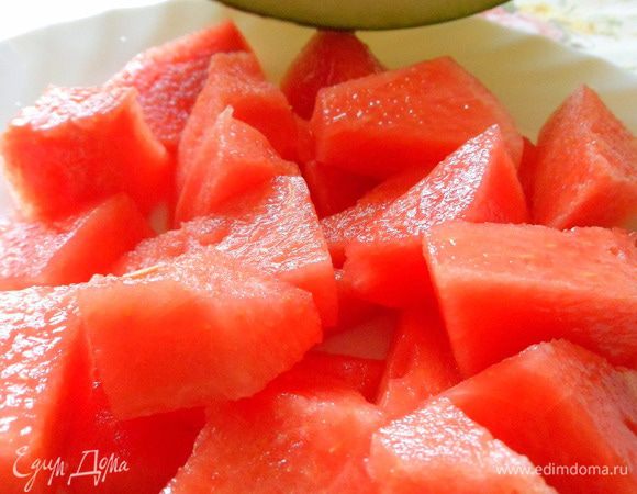 Арбуз режем на дольки, срезаем кожуру, убираем семена