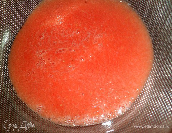измельчаем мякоть в блендере (у меня получилось 500 мл) и процеживаем через сито