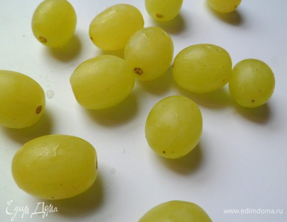 берем виноградины,желательно маленького размера или кусочки дыни