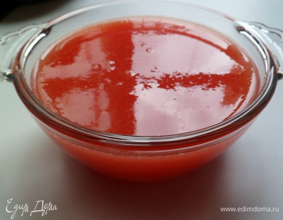 Разливаем арбузно-желатиновую жидкость по формам и даем постоять немного.