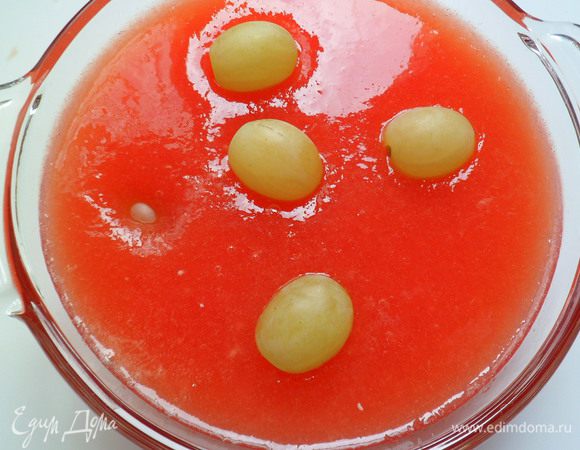 когда желе начнет застывать,вводим виноградины,проталкивая аккуратно в желе.Затем отправляем в холодильник до полного застывания.