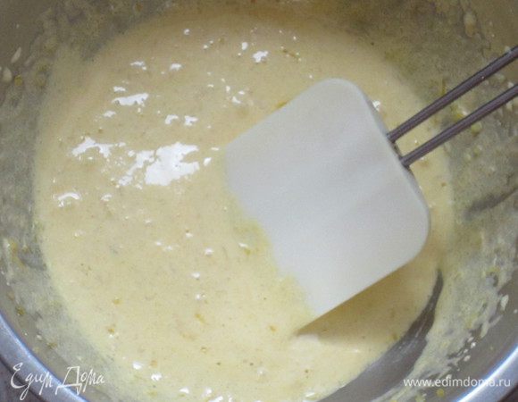 Желтки взбить с сахаром и лимонной цедрой.