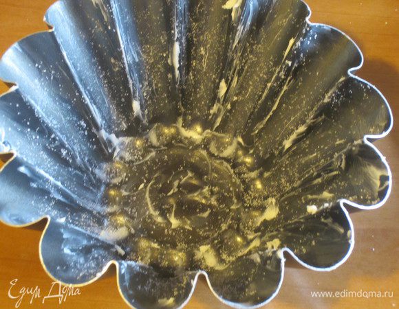 Форму диаметром 20-22 см смазать сливочным маслом и присыпать сахаром.