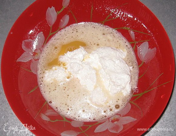 Добавить творог и масло, перемешать. 