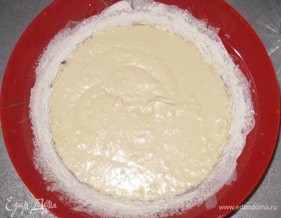 Добавить просеянную муку и разрыхлитель. Все хорошо перемешать. 