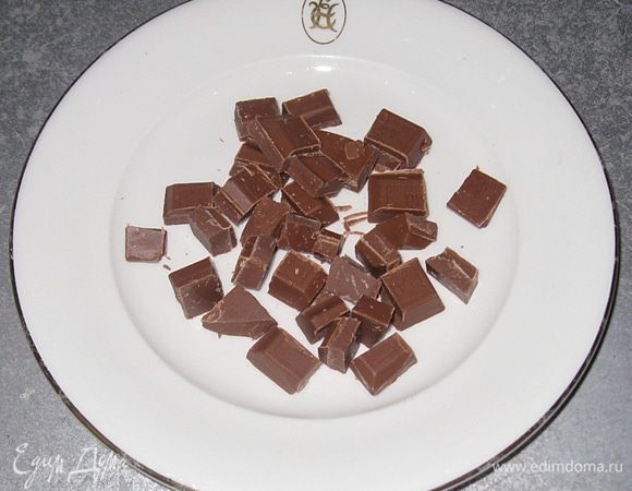 Шоколад нарезать мелкими кубиками. 
