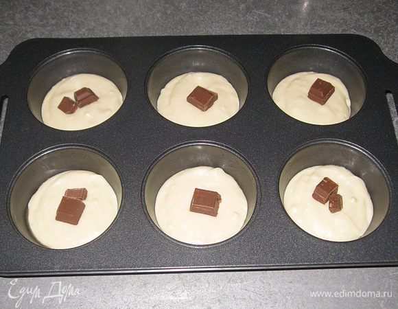 В центр выложить шоколад. 