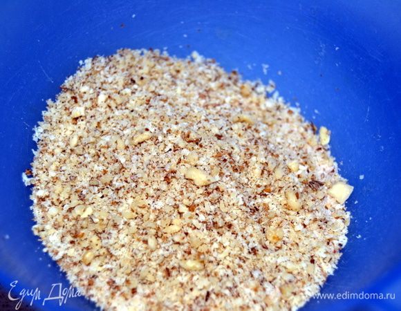 Орехи измельчить вашим любимым способом.