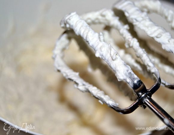 Сливки взбить в густую пену, постепенно всыпая сахар.