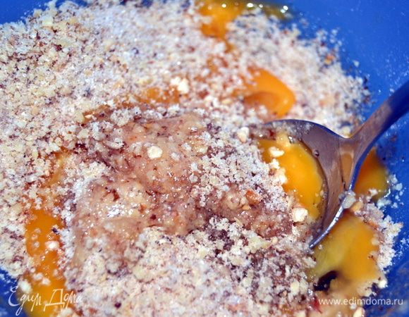 К орехам добавить яйцо. Перемешать.