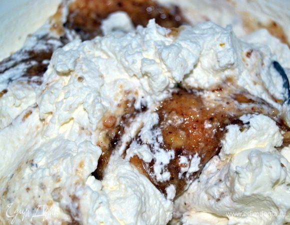 Соединить орехи со сливками. Аккуратно и тщательно перемешать.