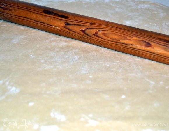 Выкладываем тесто на стол и раскатываем в прямоугольник.