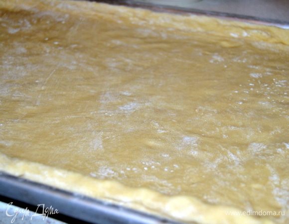 Переносим на смазанный маслом противень, формируем бортики.
