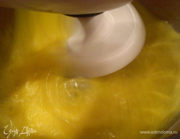 Яйца взбить с 2 ст л воды в пену. 