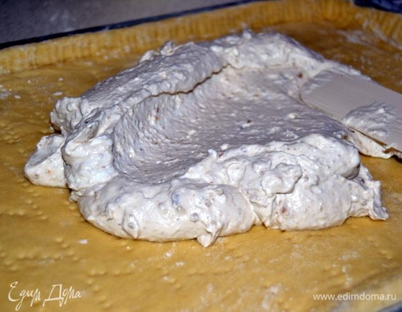 Выкладываем на тесто орехово-сливочную массу. Разравниваем по всей поверхности.