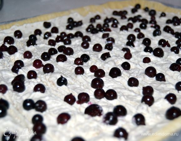 Высыпаем сверху, промытые и обсушенные ягоды.