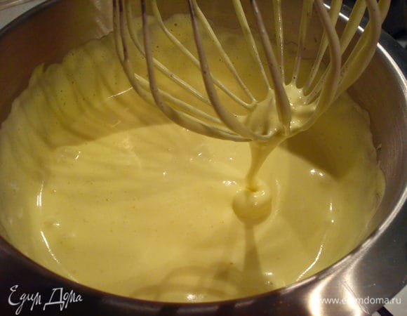 Всыпать сахар и взбивать до состояния крема