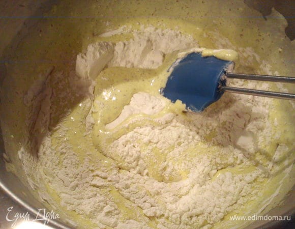 Вмешать миндаль и просеять на массу муку, крахмал и разрыхлитель и аккуратно перемешать