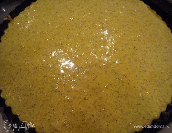 Я использовала форму с углублением в середине диаметр 26 см. Форму смазать маслом и выложить тесто. Выпекать при 200 С 30 минут.