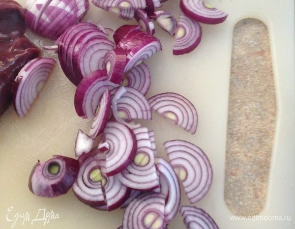 Порезать лук и обжарить на растительном масле .