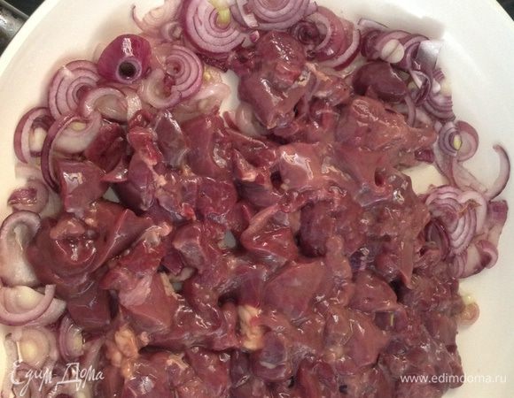 К луку добавить помытую и порезанную кусочками печень.