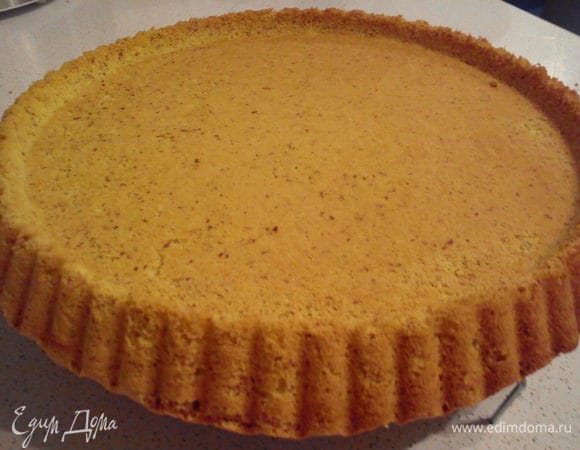 Готовый бисквит остудить на решетке. А еще лучше выпекать его накануне и начинять на следующий день.