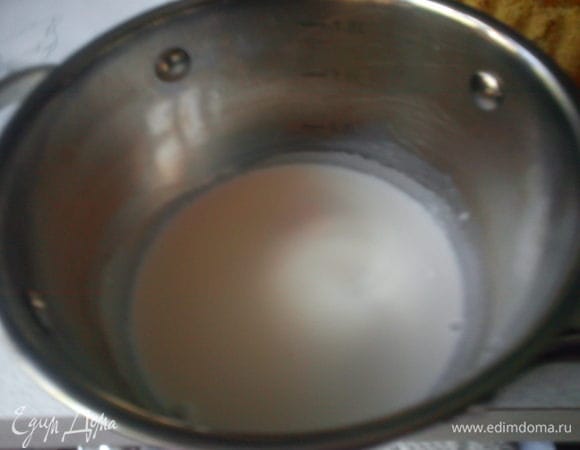 Сливки подогреть, не доводя до кипения. Отжать желатин и растворить в сливках. Остудить.