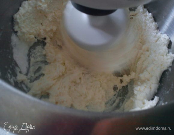 Маскарпоне слегка взбить с сахарной пудрой и продолжая взбивать ввести сливки.