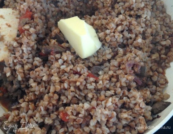 Затем сваренную гречневую кашу перекладываем к печенке... немного потомим (2-3 минутки). И добавляем в кашу масло сливочное, не жалеем!))))