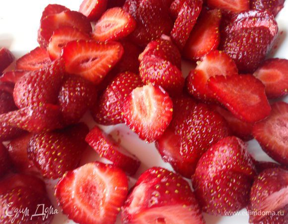 Клубнику нарезать пластинками