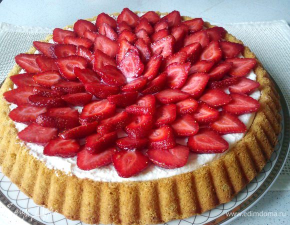 Выложить клубнику на крем