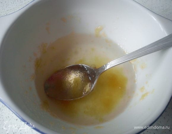 Теплую воду смешать с сахаром и вмешать желатин