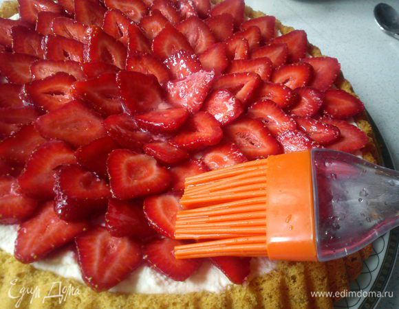 Смазать желатиновой смесью торт и поставить на 1-2 часа в холодильник