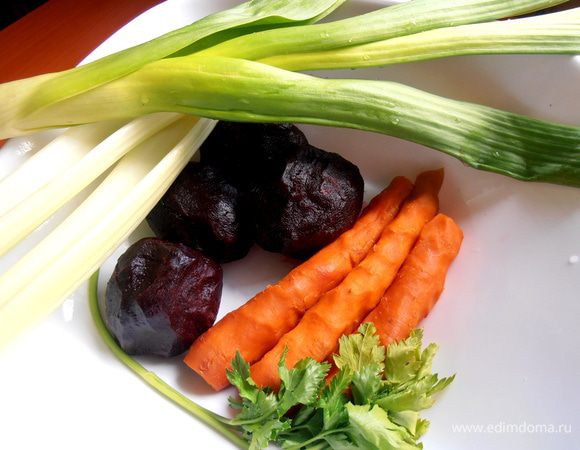 Овощи...Свеклу и морковь отвариваем заранее и охлаждаем.