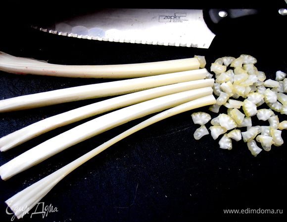 Сельдерей тонко нарезать почти полупрозрачными кусочками (будет вкуснее!)...