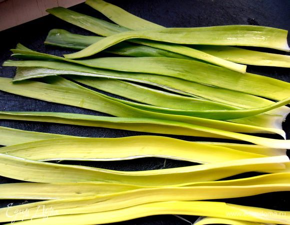 Порей промываем и делим на полоски...