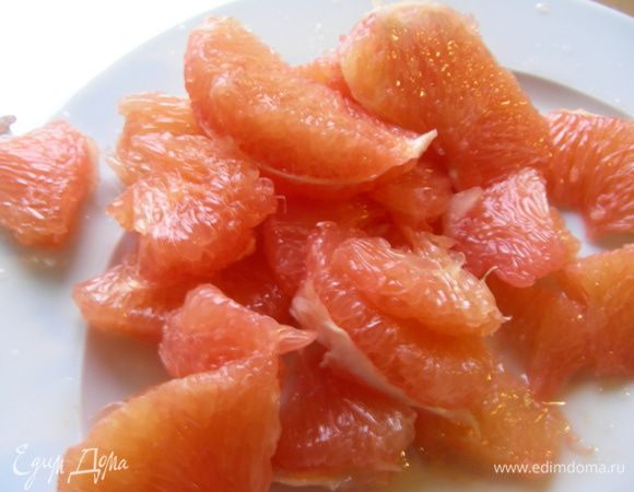 Грейпфрут разбираем на дольки и очищаем от пленок. 
