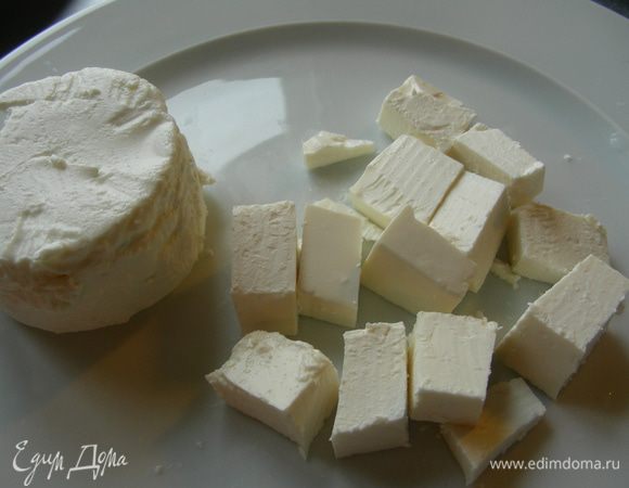 Фету и авокадо режем средними кубиками одинакового размера (у меня на фото нет авокадо - не дожил). 
