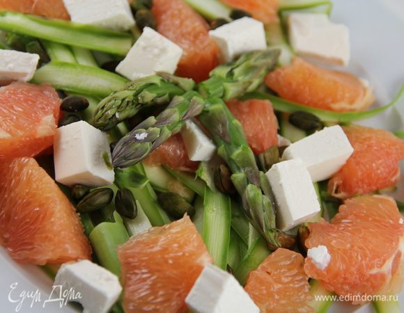 В салатнице смешиваем все ингредиенты и заправляем смесью оливкового масла с лимонным соком. Раскладываем салат по тарелкам и подаем, посыпав фисташками. Приятного аппетита))
