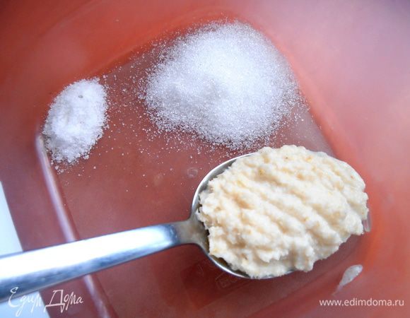 Для заправки добавляем соль,сахар и хрен готовый...