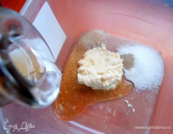 Вливаем к ним натуральный яблочный уксус...