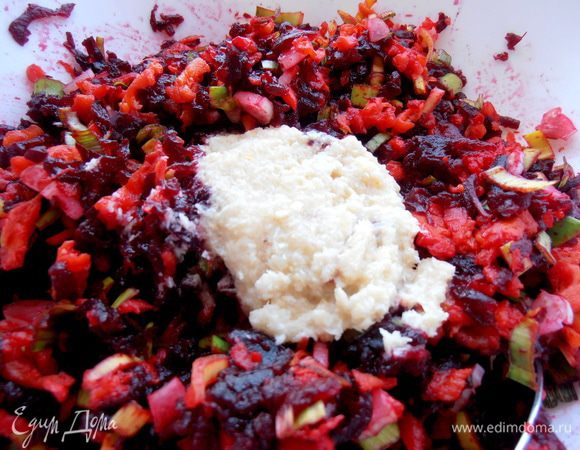 Выливаем к овощам...Перемешиваем.