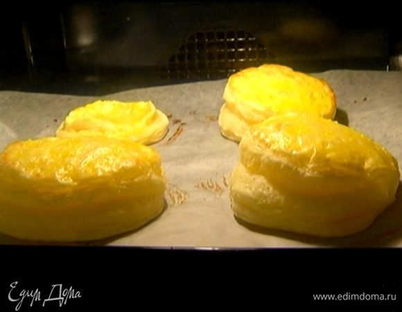 Отправить противень в разогретую духовку на 15 минут.