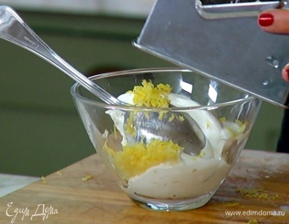 Приготовить крем: соединить маскарпоне, 1 1/2 ст. ложки сахарной пудры, лимонную цедру, влить 1 ст. ложку бренди и все перемешать в однородную массу. 