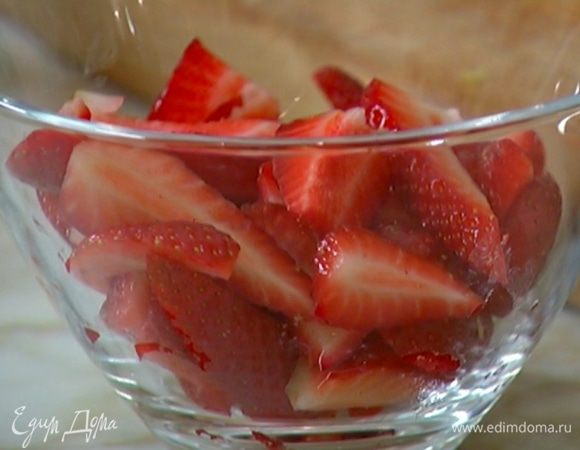 Клубнику нарезать небольшими дольками, полить оставшимся бренди и посыпать оставшейся сахарной пудрой, все перемешать.